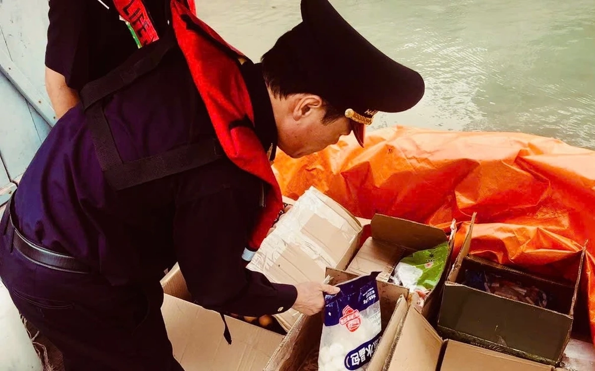 Bắt nhiều lô lạp xưởng, xúc xích từ Trung Quốc vận chuyển vào Việt Nam