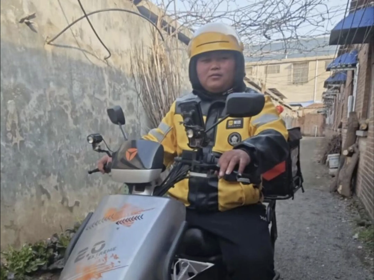 Một mình phục vụ cả thị trấn: Nghề shipper ở quê có thực sự “hái ra tiền”?