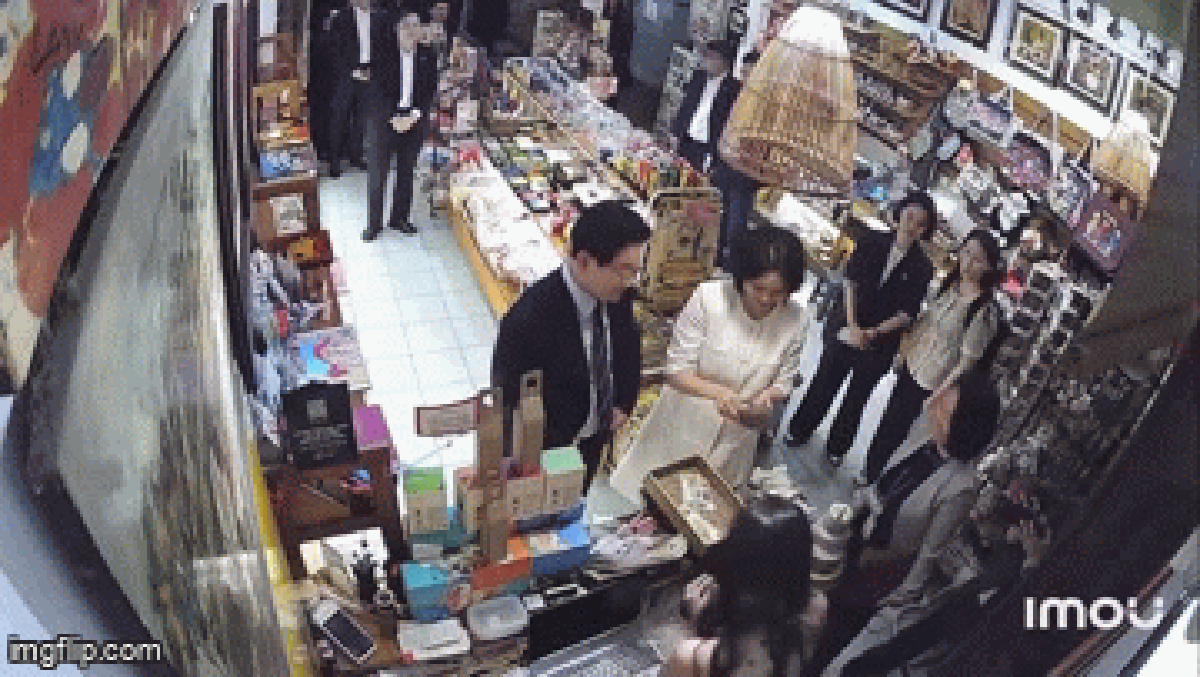 Clip Tổng thống Hàn Quốc mua miếng dán tủ lạnh trong cửa hàng lưu niệm trên phố Hà Nội