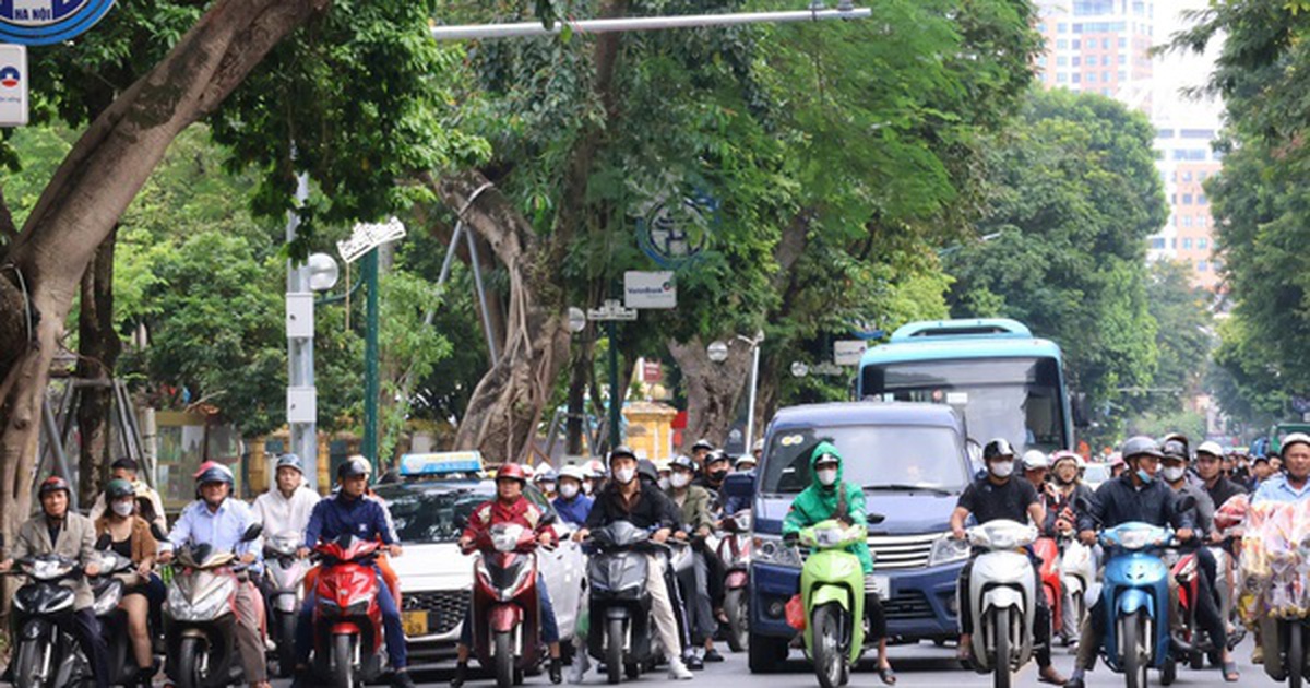 Hà Nội cấm xe máy xăng ở 11 tuyến phố từ 1-7: Người dân nói gì?