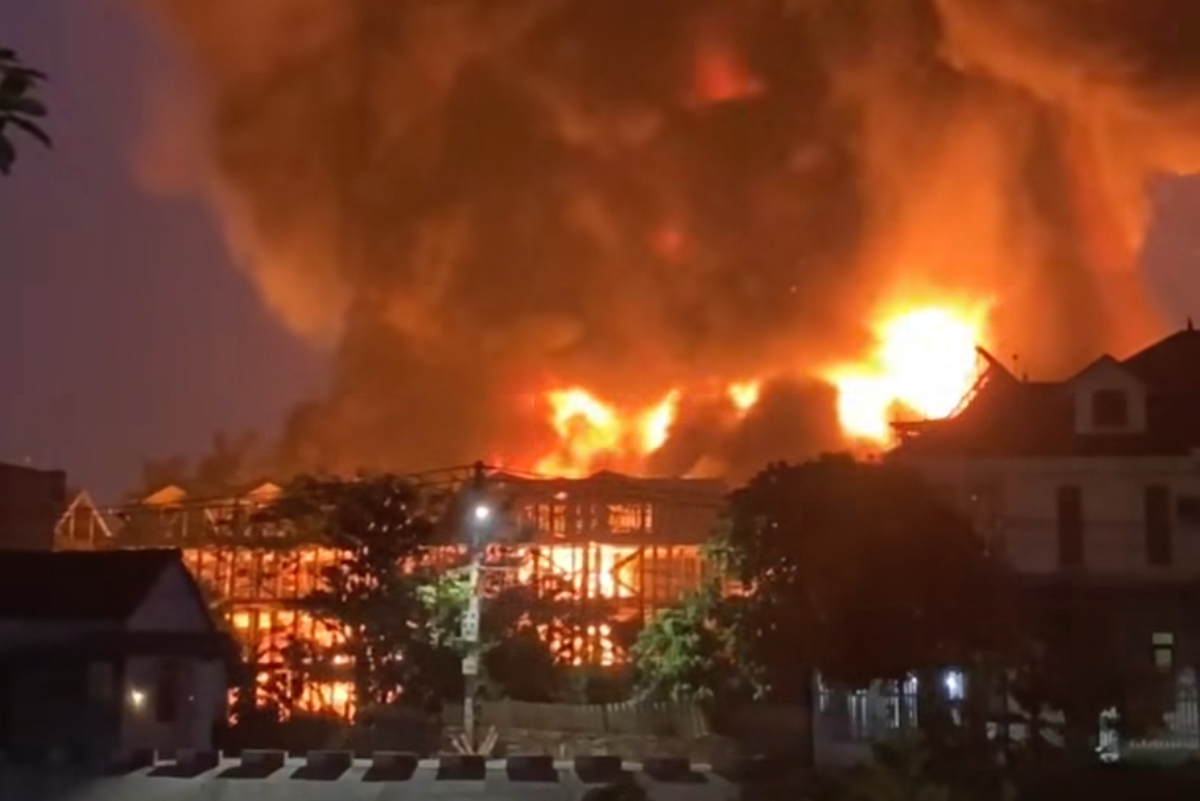 Đang cháy kho sơn ở Hà Nội, khói lửa bốc cao cuồn cuộn