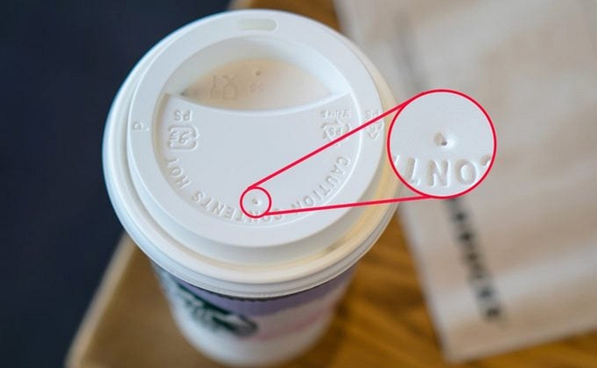 Uống cà phê mỗi ngày, nhưng 99% người dùng không biết lỗ nhỏ trên nắp cốc dùng để làm gì