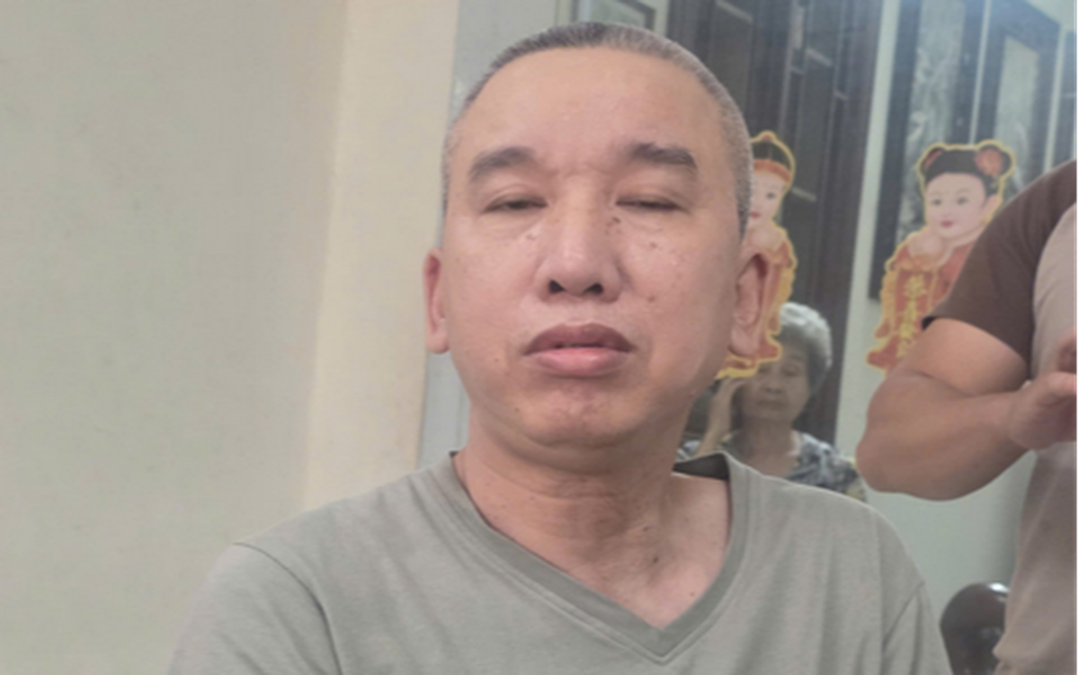 Khám xét khẩn cấp, bắt tạm giam chủ cửa hàng điện thoại Đỗ Thế Hùng