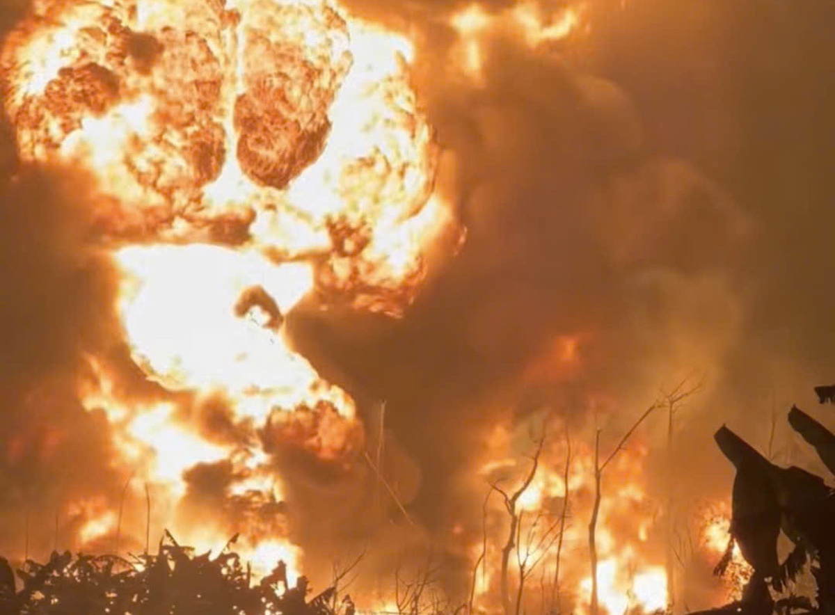 Gần 90 cảnh sát cùng robot dập tắt vụ cháy bãi đất chứa dầu thải tại Hà Nội