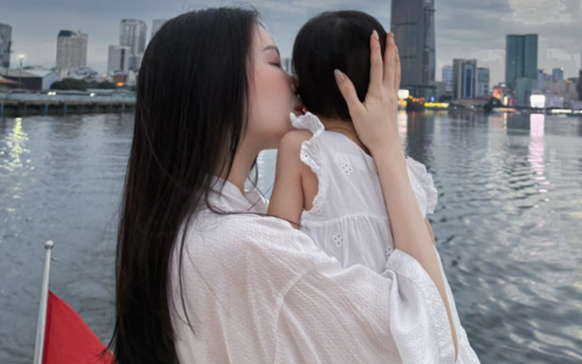 Tiểu thư Việt được giấu kín bưng: Mẹ là hot girl Hà thành, bố là con trai tỷ phú, họ hàng toàn nhân vật đình đám