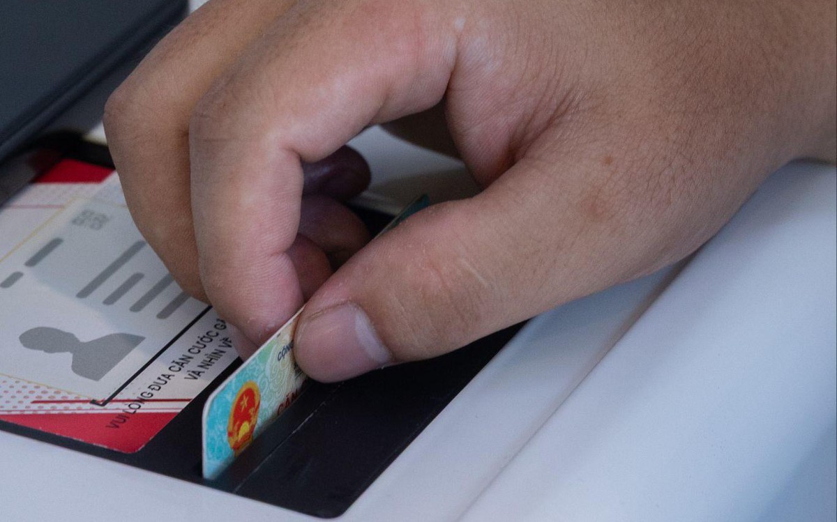 Người dân mua thuốc, chăm sóc sức khoẻ thuận ti...