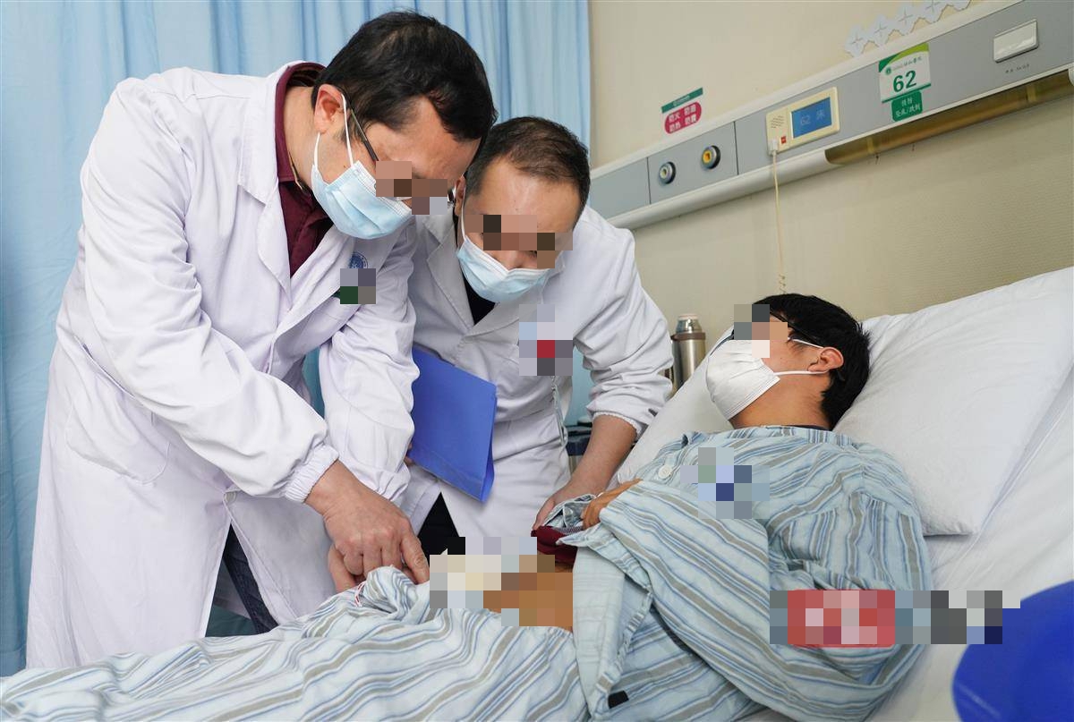 Nam thanh niên 18 tuổi đã “nhận án” ung thư đại trực tràng, bác sĩ tức giận: “Thấy 2 thứ đó sao không đi khám?”