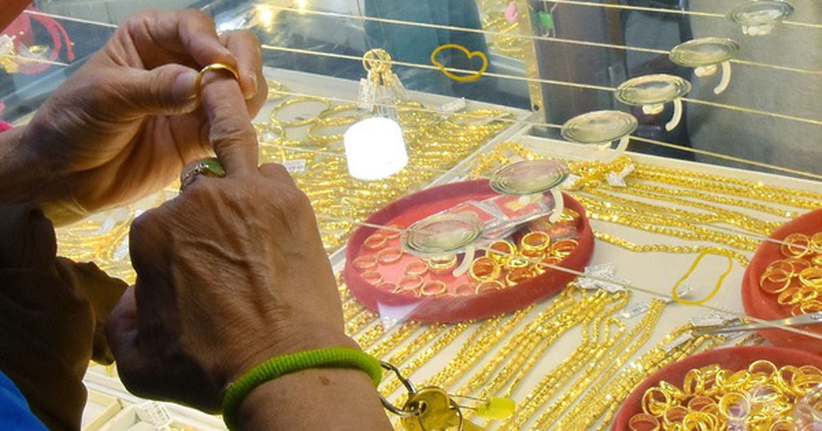 Giá vàng hôm nay, 28-4: Tiếp tục lao dốc