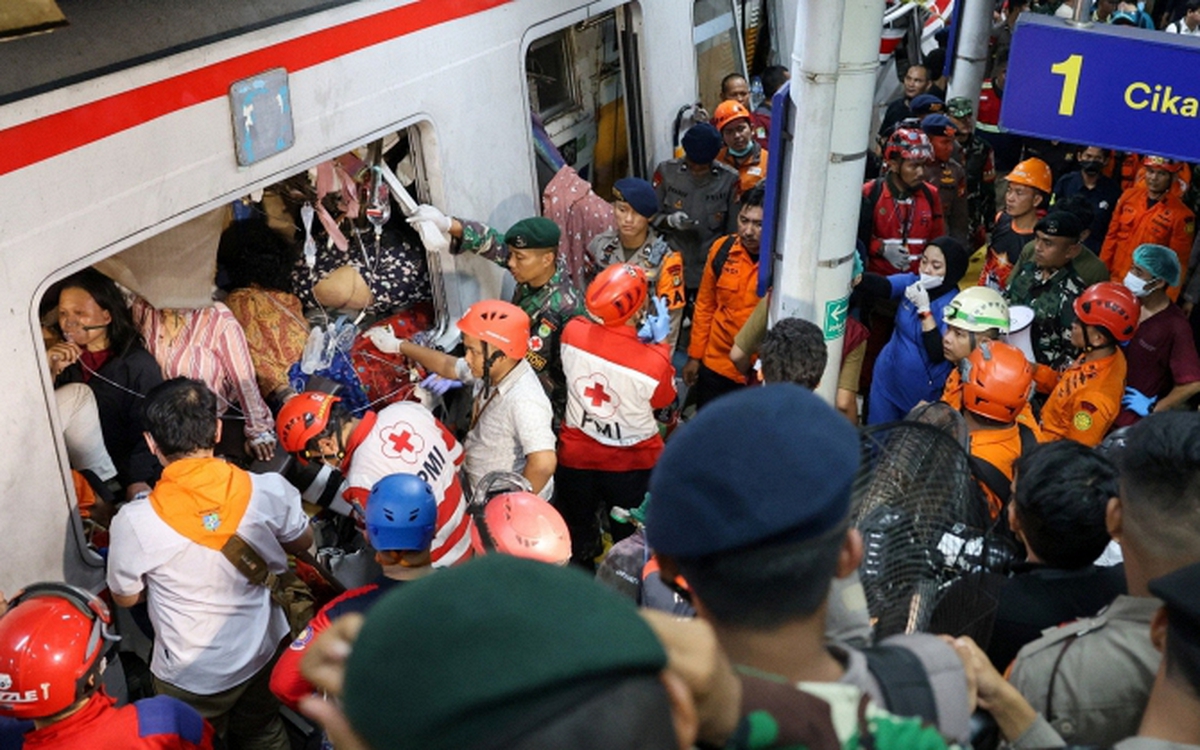 Hiện trường thảm kịch 2 tàu hỏa đâm nhau tại Indonesia: Ít nhất 7 người thiệt mạng, 81 người bị thương