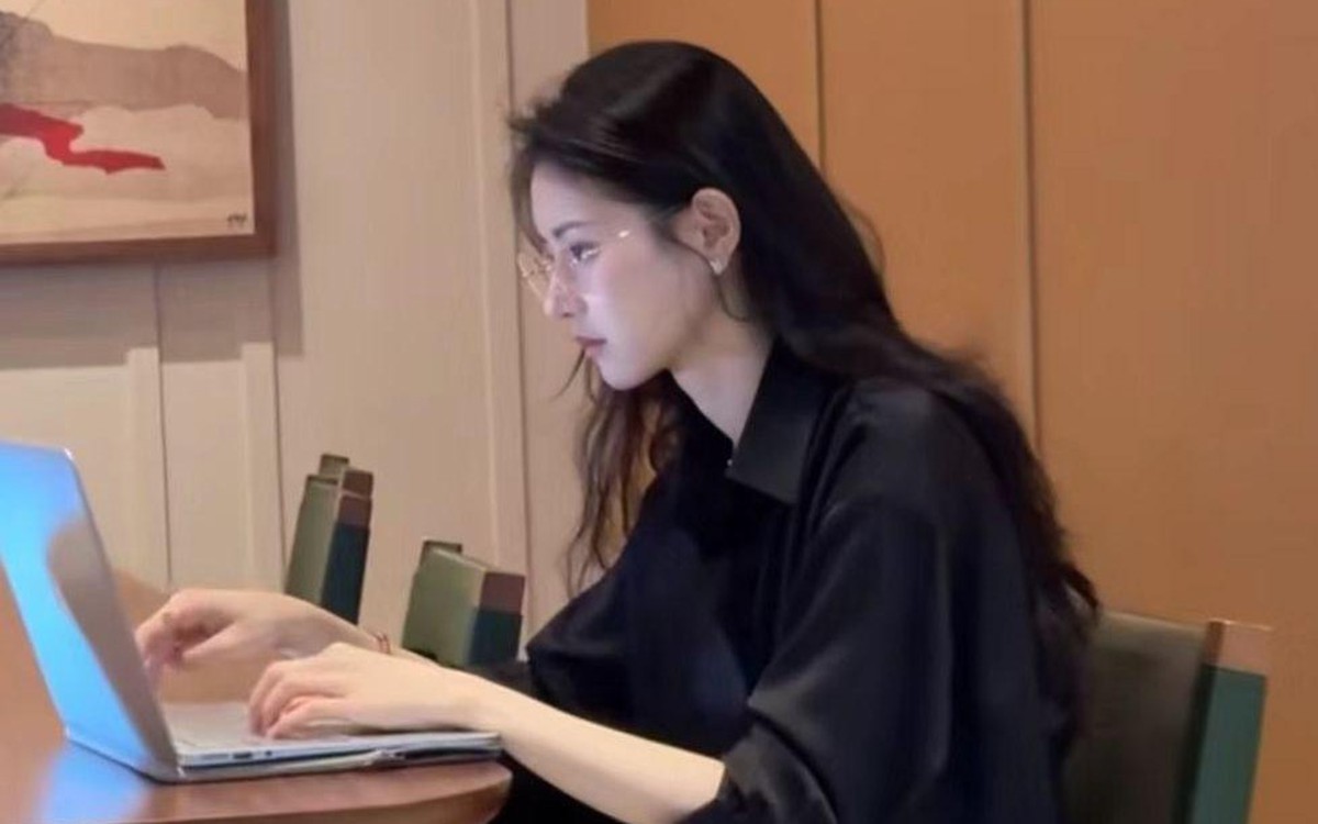 “Nghỉ lễ mà vẫn ôm việc”: Vì sao càng gần 30/4, dân văn phòng càng không dám dừng?