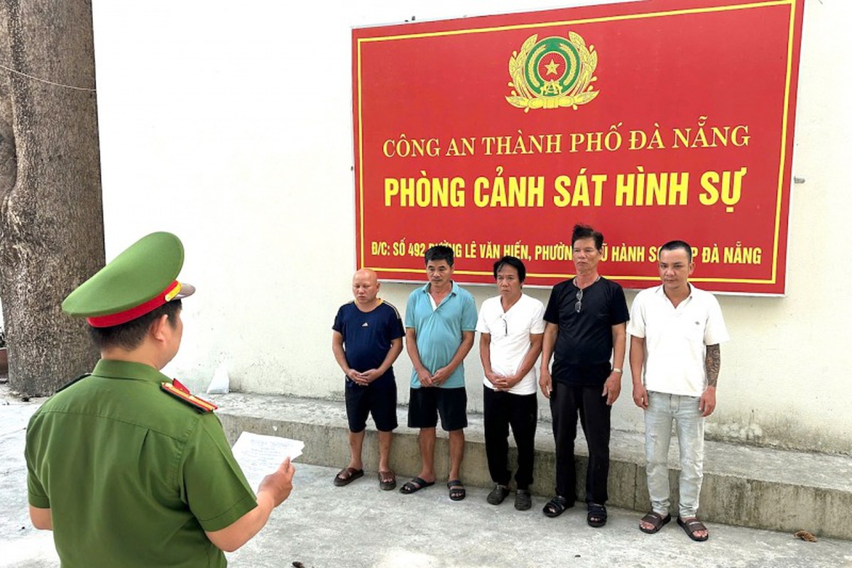 Bắt Phạm Tự, SN 1964 và 4 đồng phạm tại Đà Nẵng, thu giữ 10 điện thoại, 2 xe máy cùng hơn 100 triệu đồng