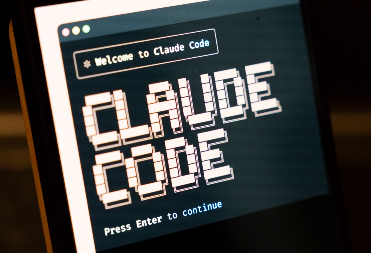 Công ty startup "sa thải" AI, thuê hẳn 2 lập trình viên để trả lương cho rẻ