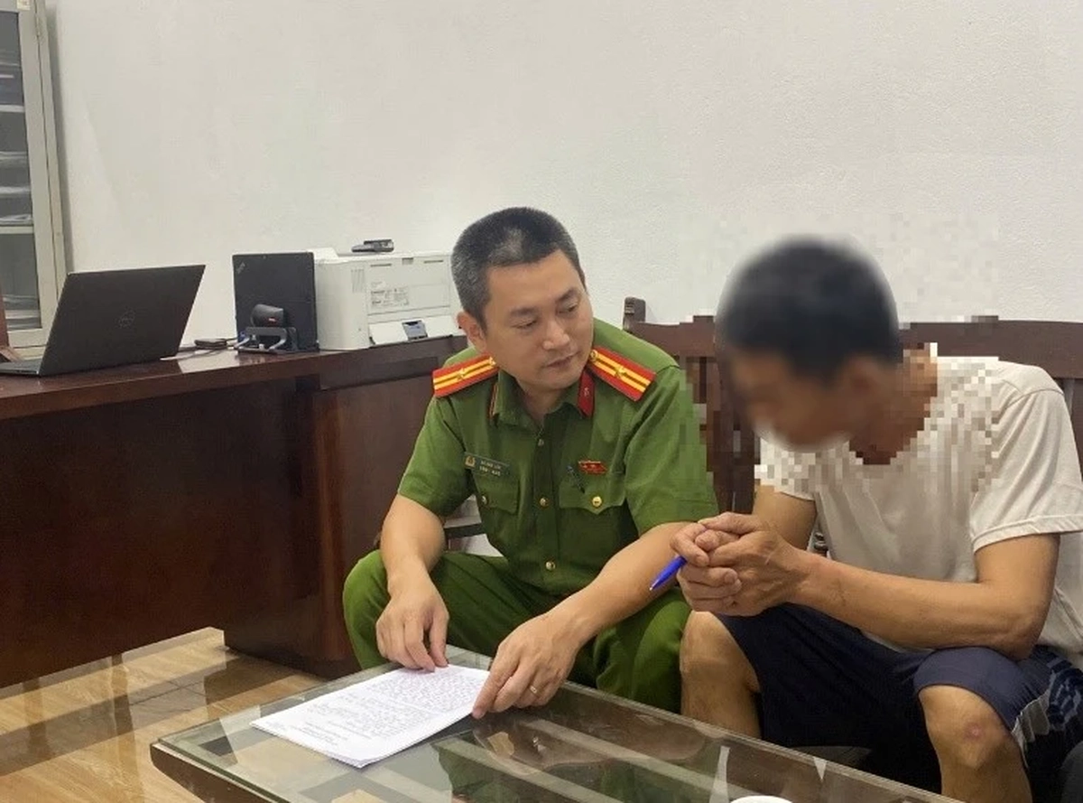 Hà Nội: Cảnh sát khống chế đối tượng đổ xăng lên xe máy, cầm dao đe dọa mọi người