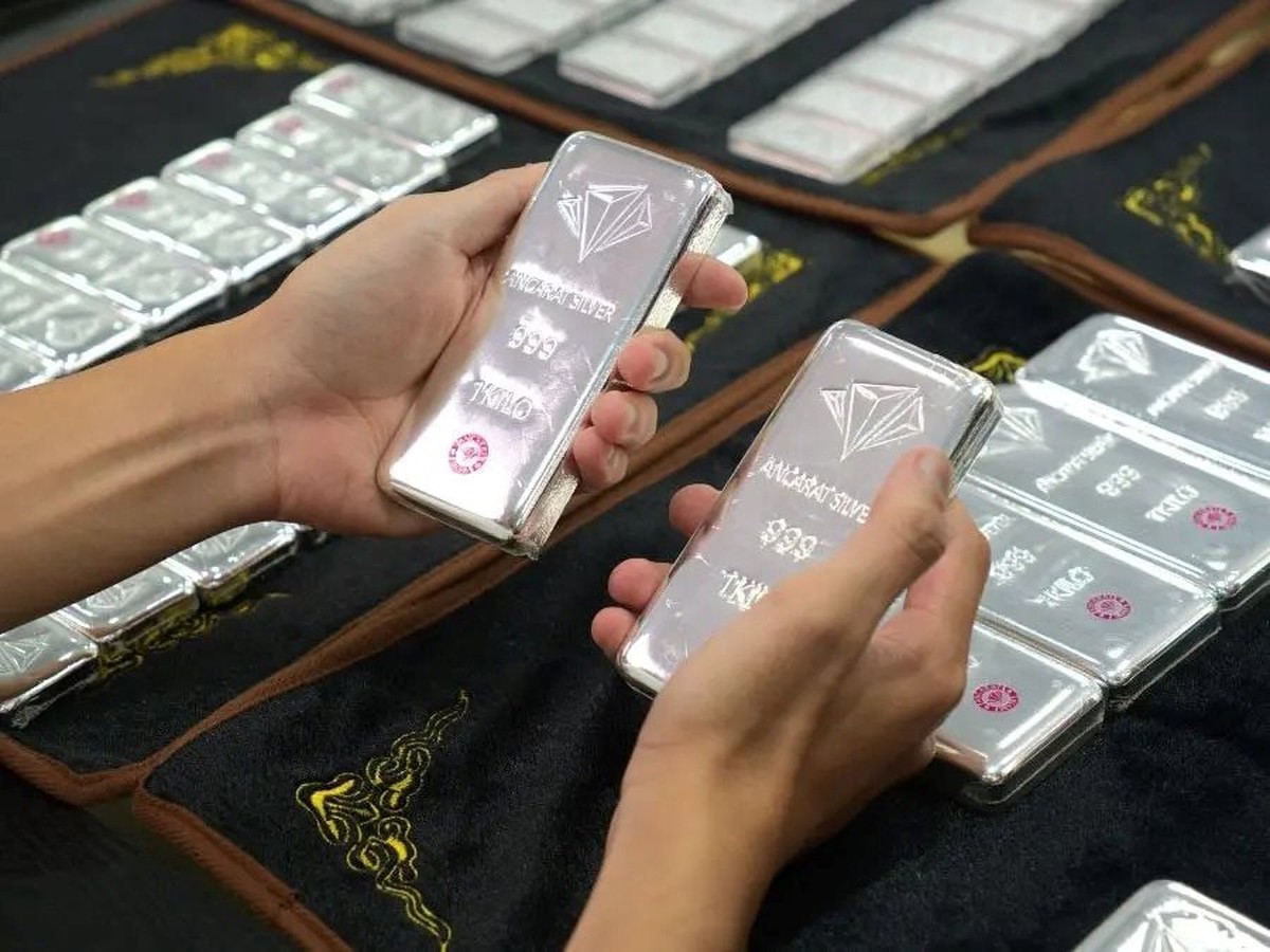 Giá bạc biến động mạnh sau tuyên bố của Tổng thống Donald Trump