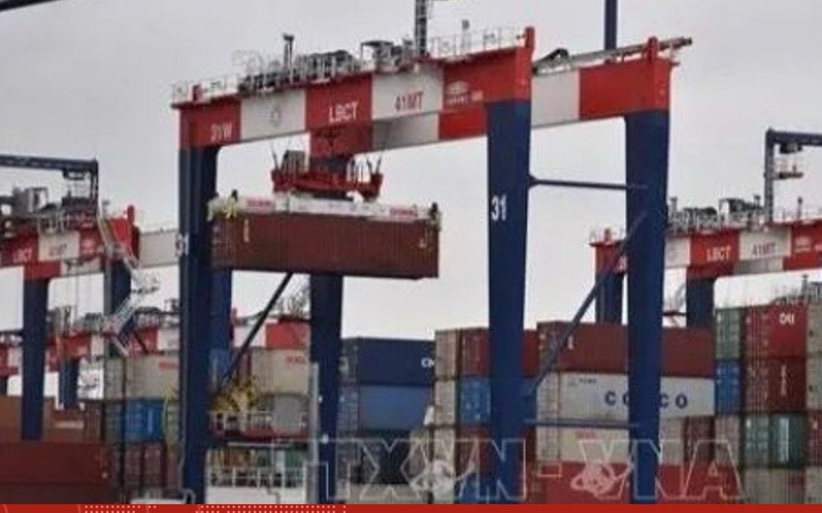 Mỹ áp thuế 100% đối với dược phẩm, điều chỉnh thuế kim loại