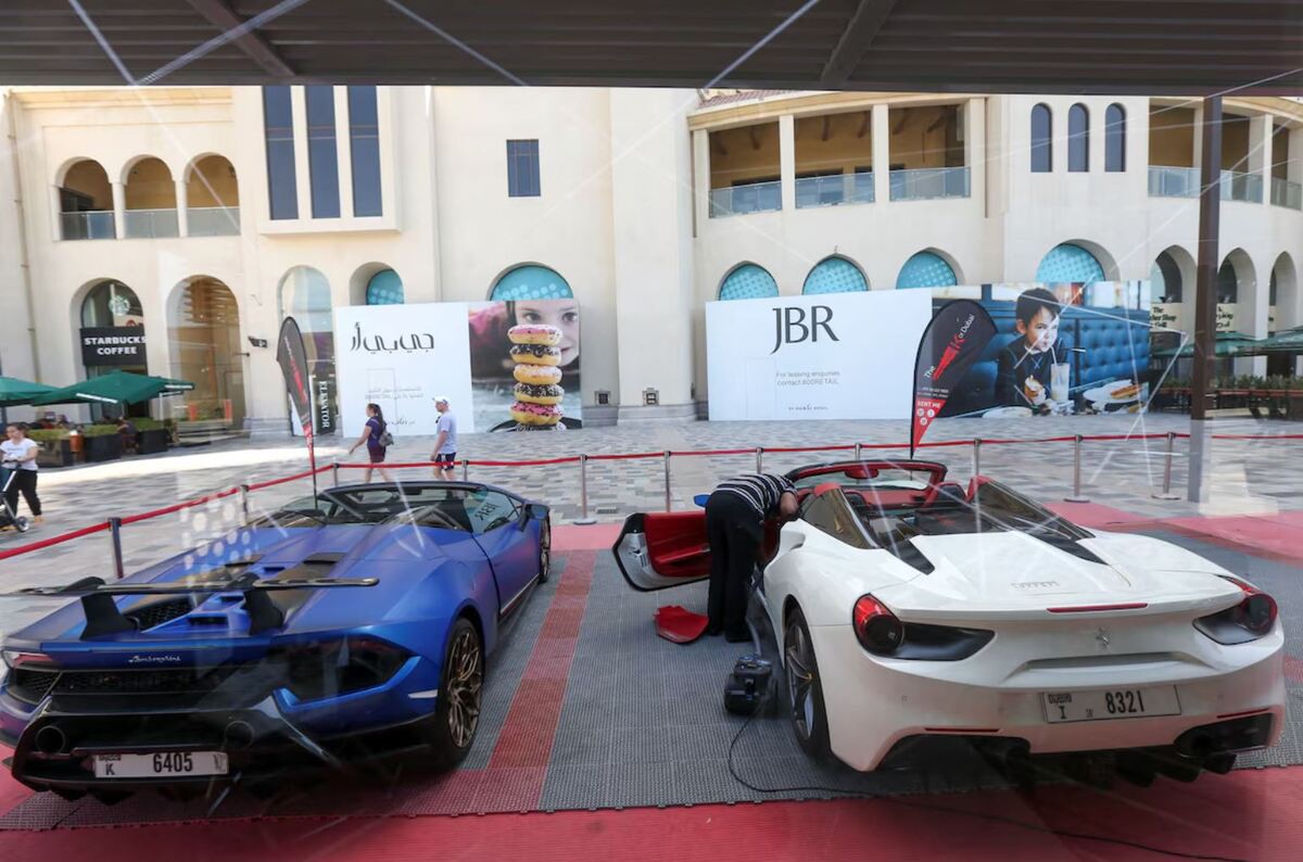 Xe sang mắc kẹt giữa biển vì "điểm nghẽn" Hormuz