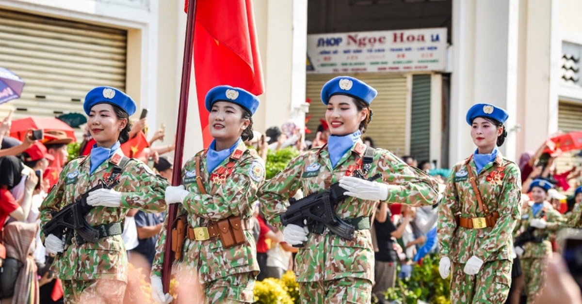 “Kỷ niệm 1 năm ngày cả Thành phố rủ nhau đi ngủ bụi xem A50”