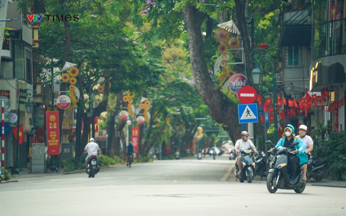 Đường phố Hà Nội thông thoáng trong ngày đầu nghỉ lễ 30/4-1/5