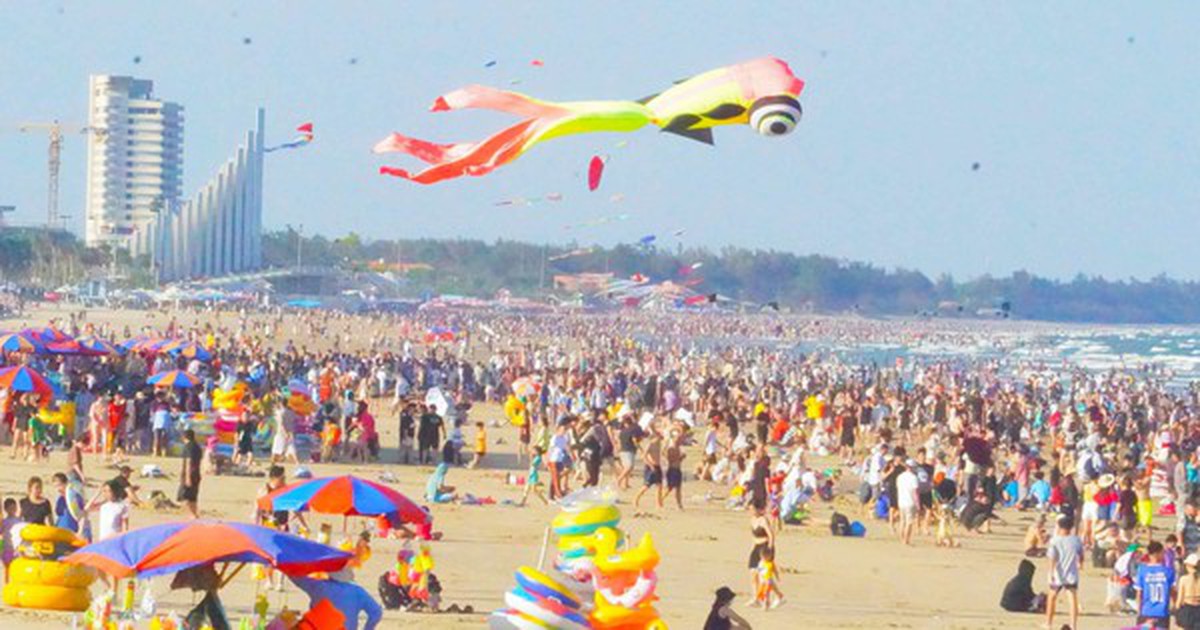 Hơn 70.000 người "phủ kín" bãi biển Vũng Tàu tr...