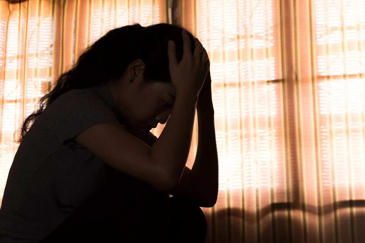 Vay tiền để sống, chồng vẫn không chịu về quê vì sợ "người ta cười vào mặt"