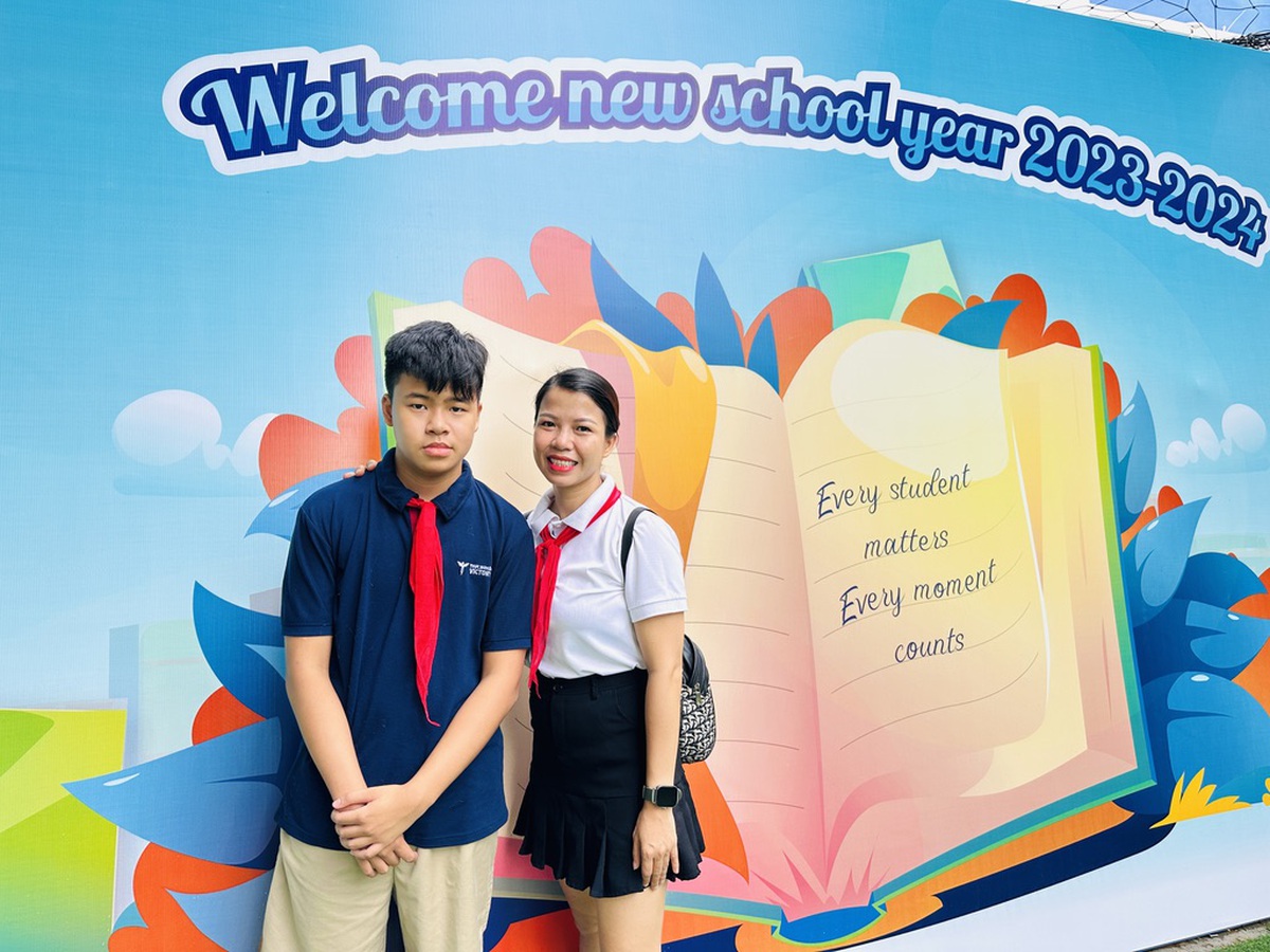 Con bị từ chối vào lớp 1 trước ngày khai giảng, mẹ chọn con đường khiến tất cả cảm phục