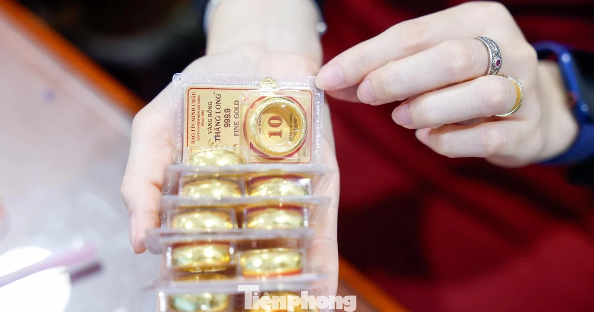 Vì sao giá vàng thế giới giảm, trong nước tăng?