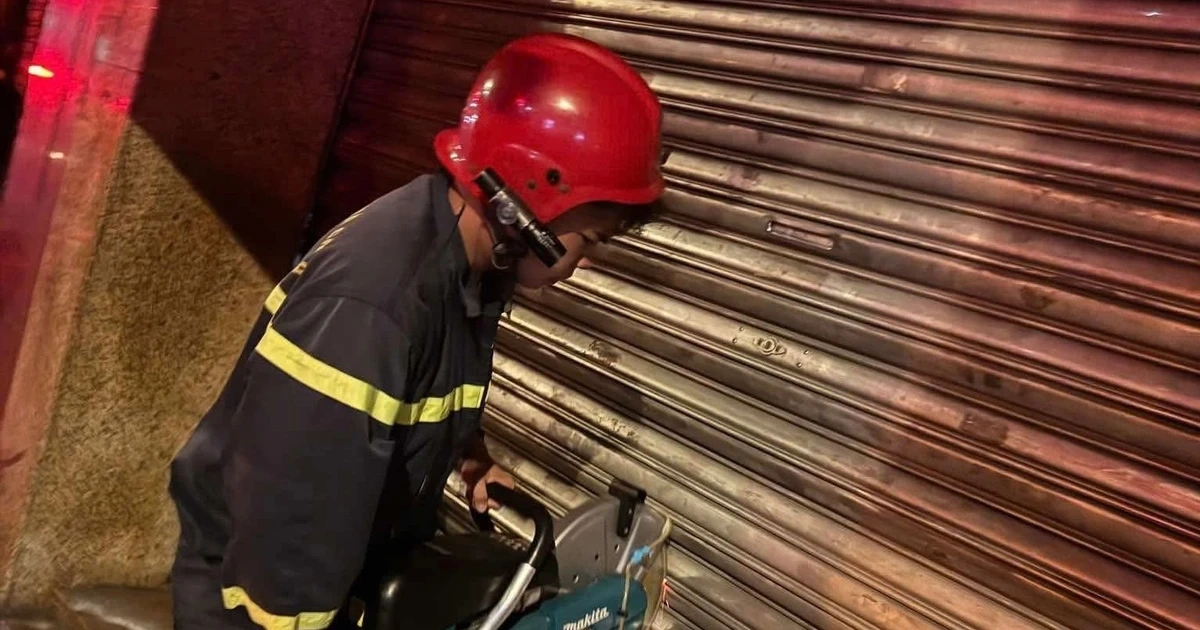 Cắt cửa cuốn, cứu người mắc kẹt trong căn nhà 6 tầng cháy dữ dội