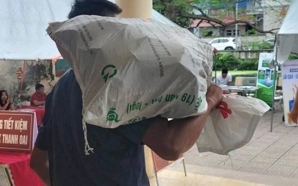 Người dân Hà Nội mang bao tải đi đựng tiền: Tiế...