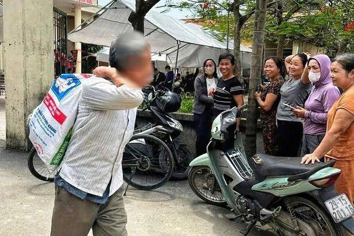 Người dân mang bao tải đựng tiền đền bù đất dự ...