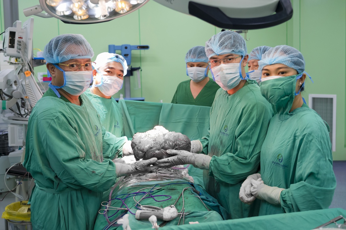 4 giờ cứu người phụ nữ mang khối u khổng lồ trong bụng: Bệnh nguy hiểm nhưng dễ nhầm lẫn triệu chứng tiêu hóa thông thường