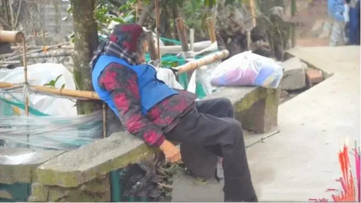 4 đứa con bất hiếu lần lượt đuổi mẹ già ra khỏi nhà, cụ bà chết cô độc giữa trời rét gây phẫn nộ