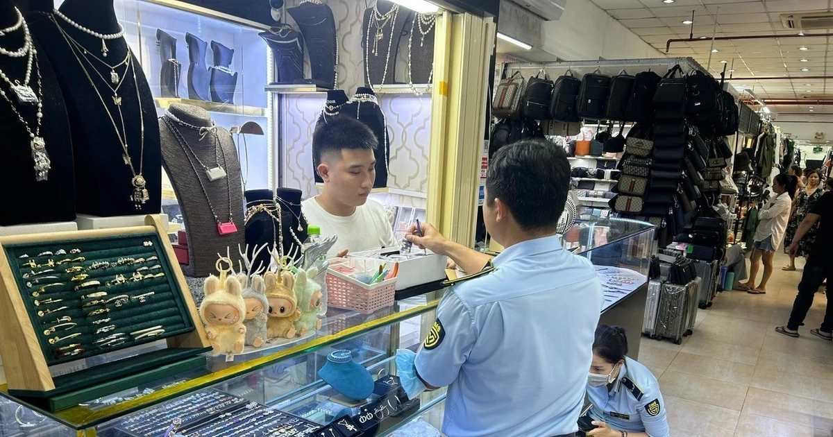 Lại phát hiện hàng giả, hàng nhái ở "thiên đường mua sắm" TPHCM