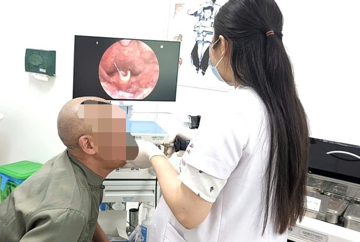 Nhai đá sau khi vận động, người đàn ông 66 tuổi suýt bít đường thở vì áp xe