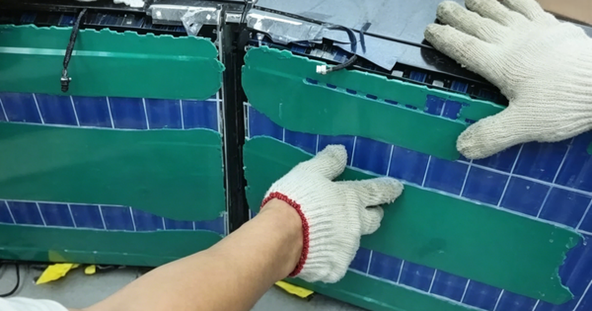 Công nghệ pin "đỉnh nóc kịch trần" của BYD gây nghi vấn về độ an toàn: Một nhóm người quyết định dùng cưa điện, máy mài đập phá suốt 8 tiếng để tìm câu trả lời