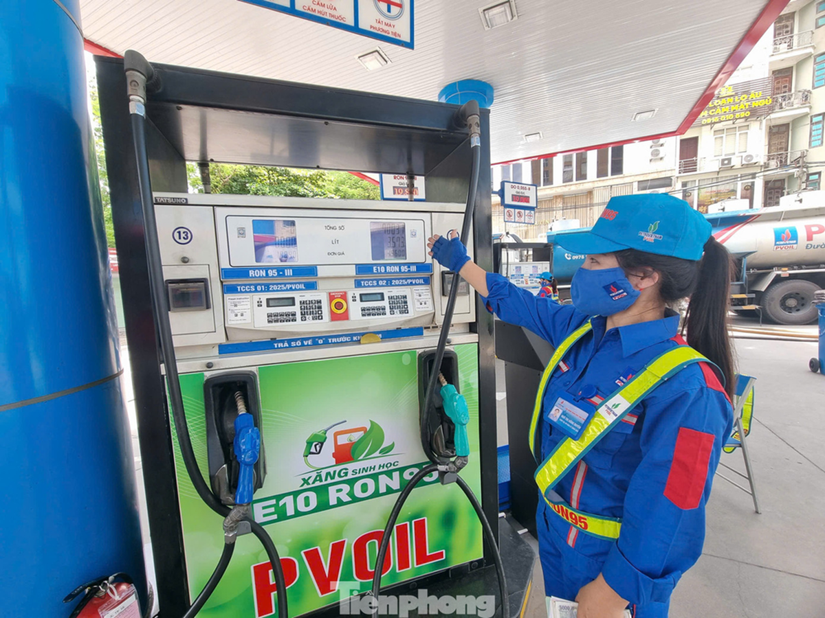 Ngoài E10, người dân có thể lựa chọn loại xăng ...