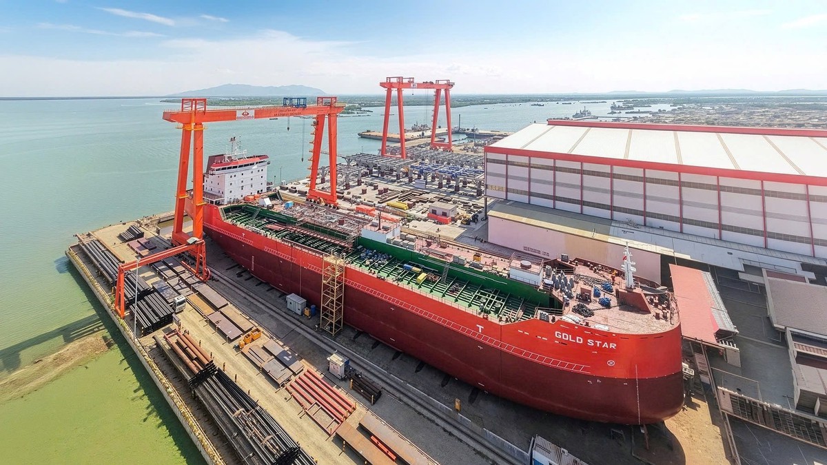 Sau khi tham gia làm vòm thép lớn nhất hành tinh, "đại gia" Việt bất ngờ hạ thủy tàu 21.800 DWT tự đóng lần đầu tiên