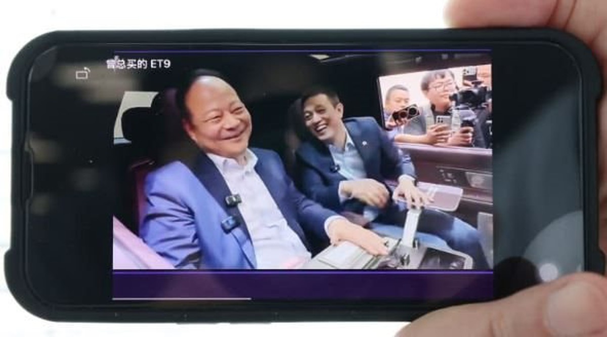 Tỷ phú bỏ phòng họp đi livestream, ngủ cốp xe chỉ để săn từng lượt share, view: Áp lực sinh tồn tàn khốc bên trong ngành xe điện