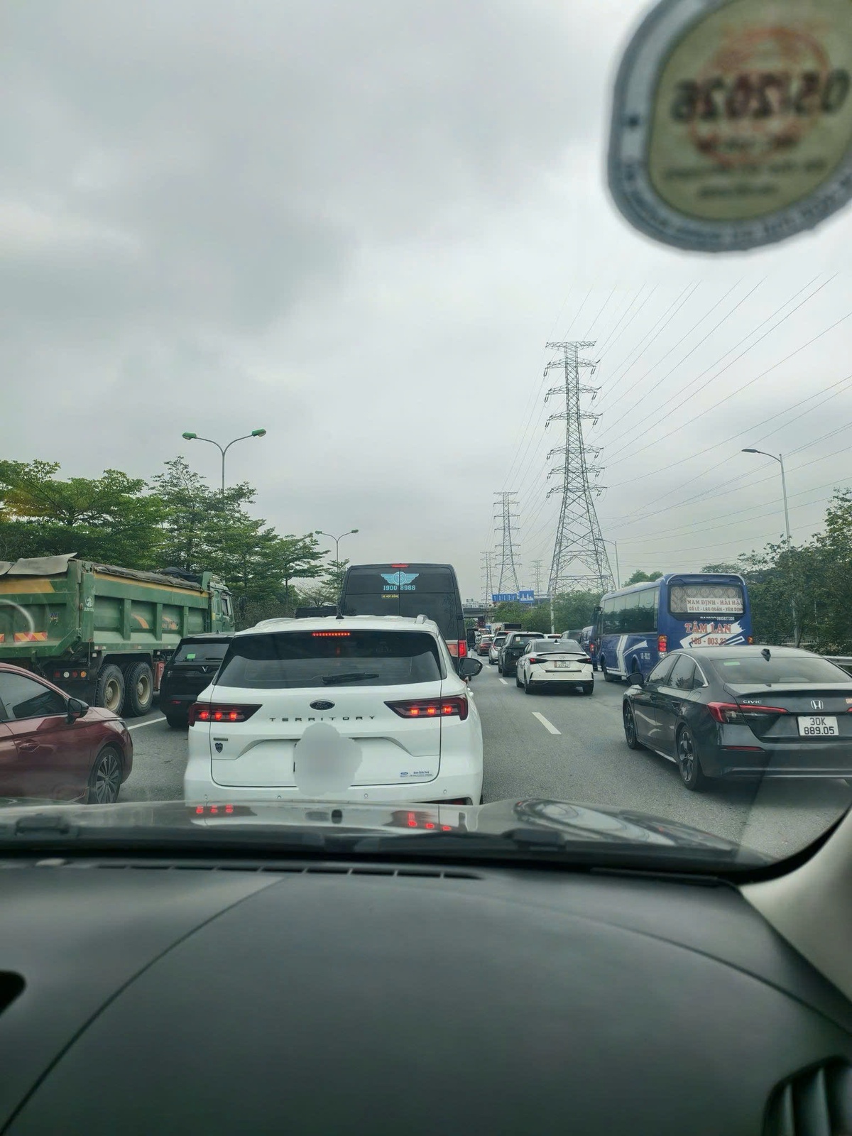 Còn 1 ngày nữa mới hết Lễ, cao tốc đã bắt đầu đông đúc người "về sớm cho đỡ tắc"