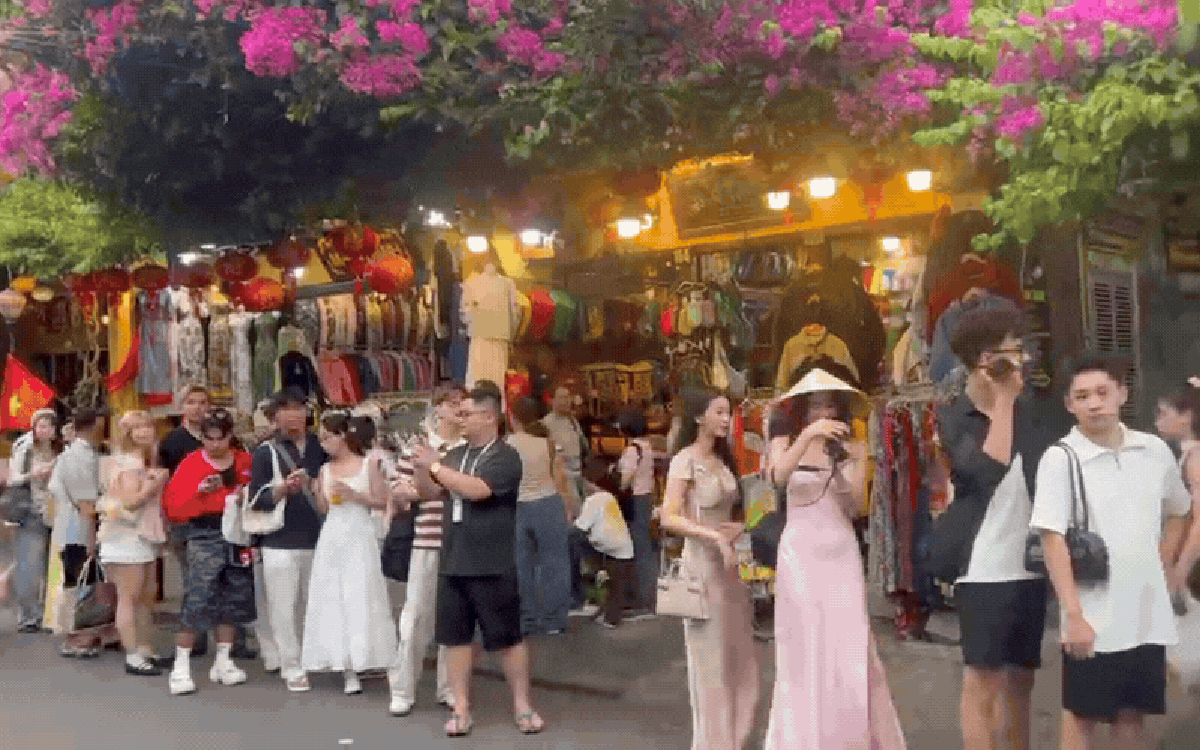 Đến hẹn lại lên, du khách xếp hàng dài cả trăm mét chờ mua một ly nước thảo mộc ở Hội An