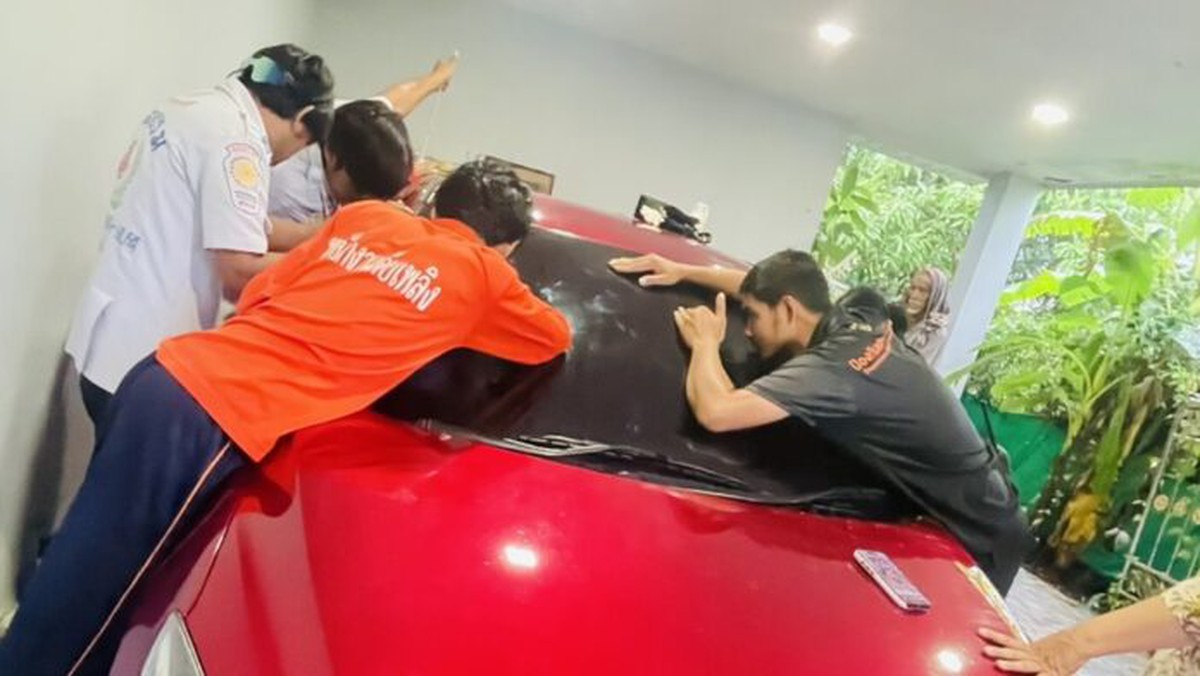 Bé gái 9 tháng tuổi bị mắc kẹt trong ô tô giữa nắng nóng