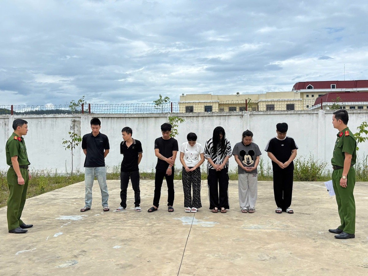 Lương chỉ 12 triệu - 17 triệu/tháng nhưng tài khoản ngân hàng giao dịch hàng chục tỷ đồng: Công an bắt nhiều thanh niên sinh năm 2001, 2003,...