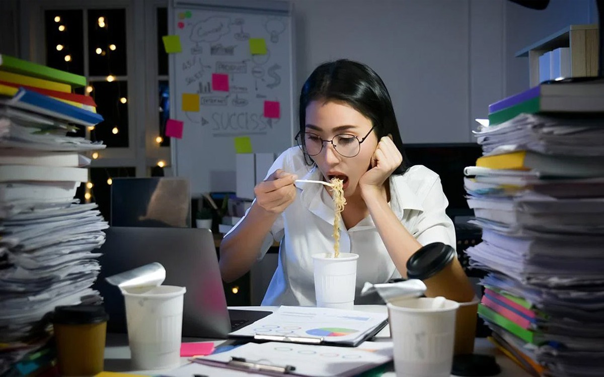 “Một ly nữa cho tỉnh”: Khi trà sữa, caffeine trở thành pin sạc cho thế hệ sống hustle