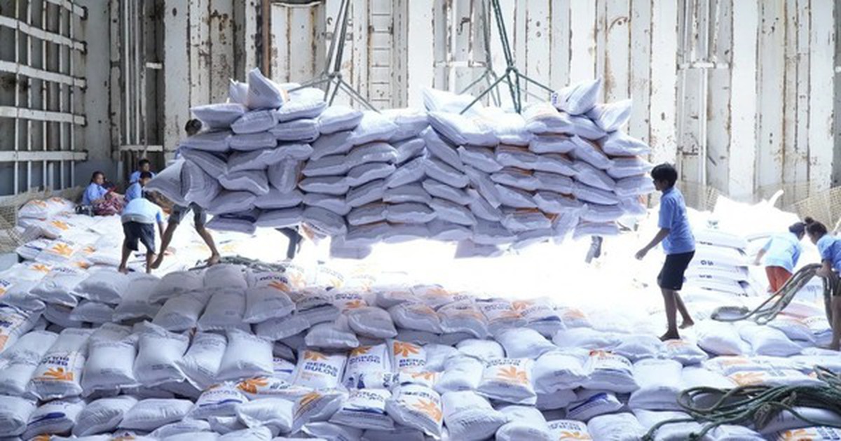 23 tàu xếp đầy "hạt ngọc Việt" nối đuôi sang quốc gia láng giềng chỉ trong 10 ngày: Chuyện gì đang xảy ra?
