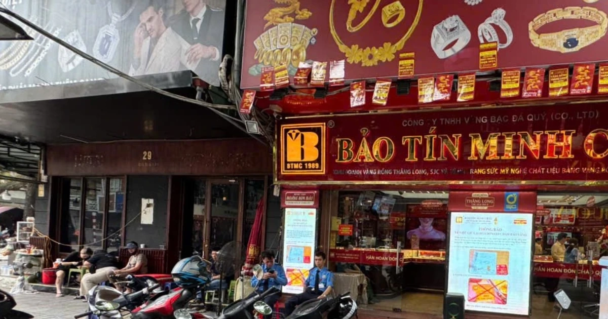 Cảnh tượng lạ trên "phố vàng" Hà Nội