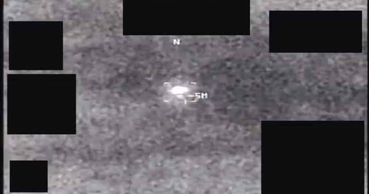 VIDEO: "Những quả cầu sáng lướt nhanh" trong video về UFO mới nhất của Lầu Năm Góc