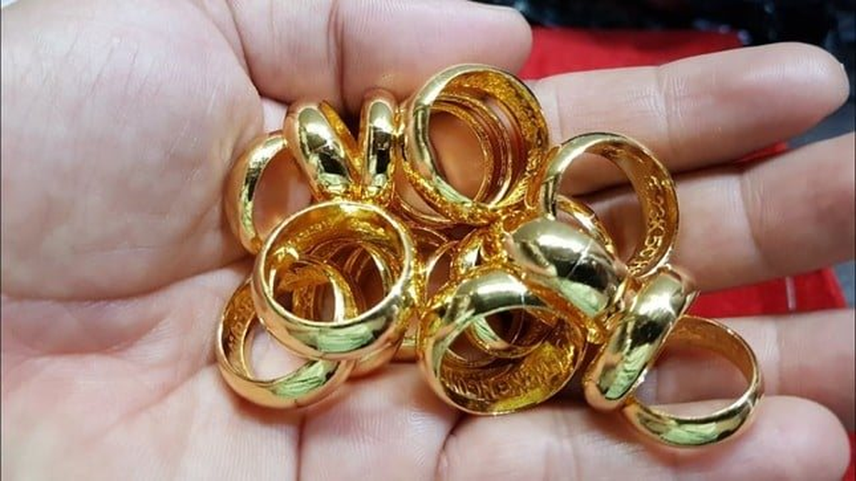 Giá vàng rớt thảm, nhiều người "quay xe" gửi tiết kiệm ngân hàng