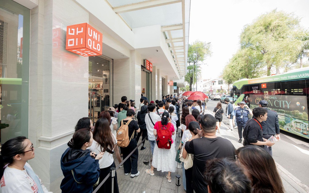 Hàng trăm người xếp hàng để mua sắm tại UNIQLO dịp Tuần Lễ Cảm Ơn