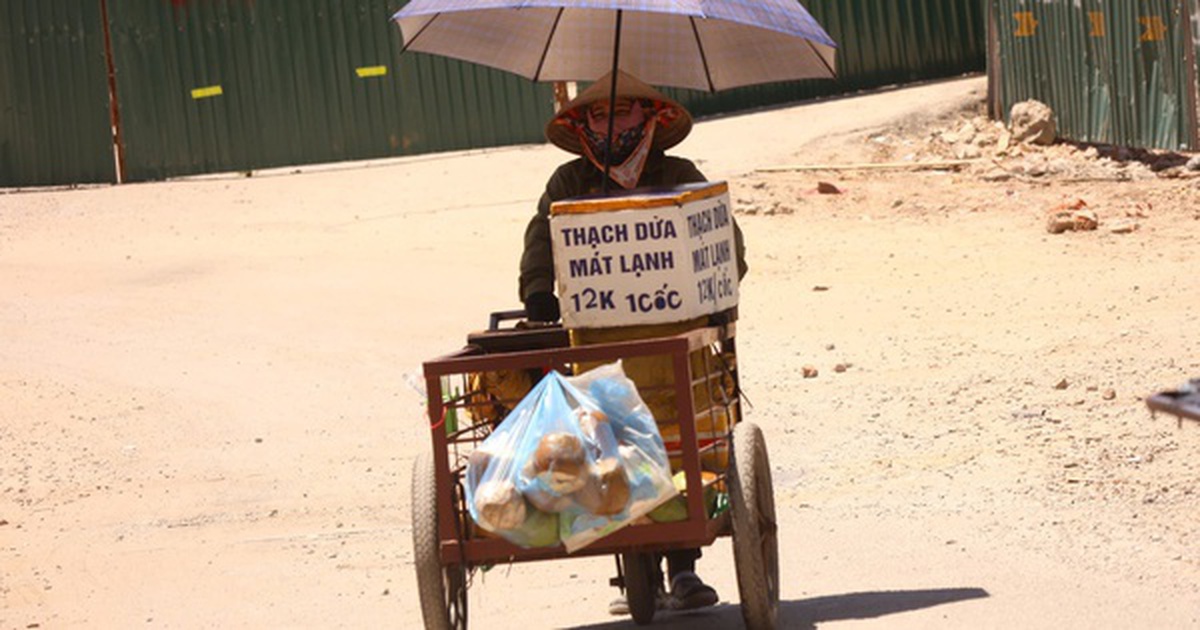 Người lao động chật vật mưu sinh giữa "chảo lửa" 40 độ C Hà Nội