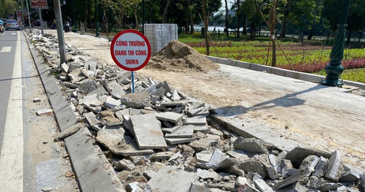 Tuyến vỉa hè lát đá gần như còn nguyên vẹn ở Hà Nội "bị đục phá"