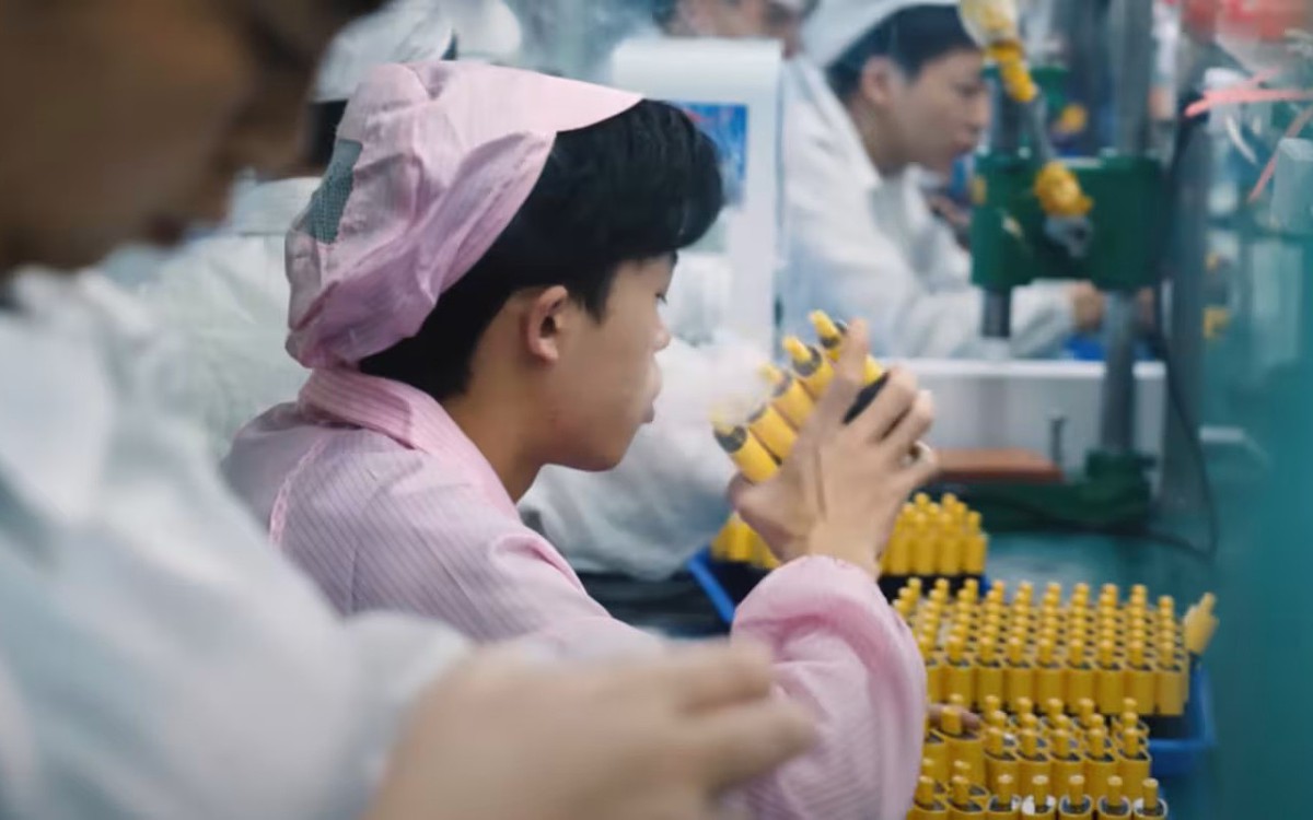 Công nhân gây sốc khi thử tới 10.000 chiếc vape mỗi ngày